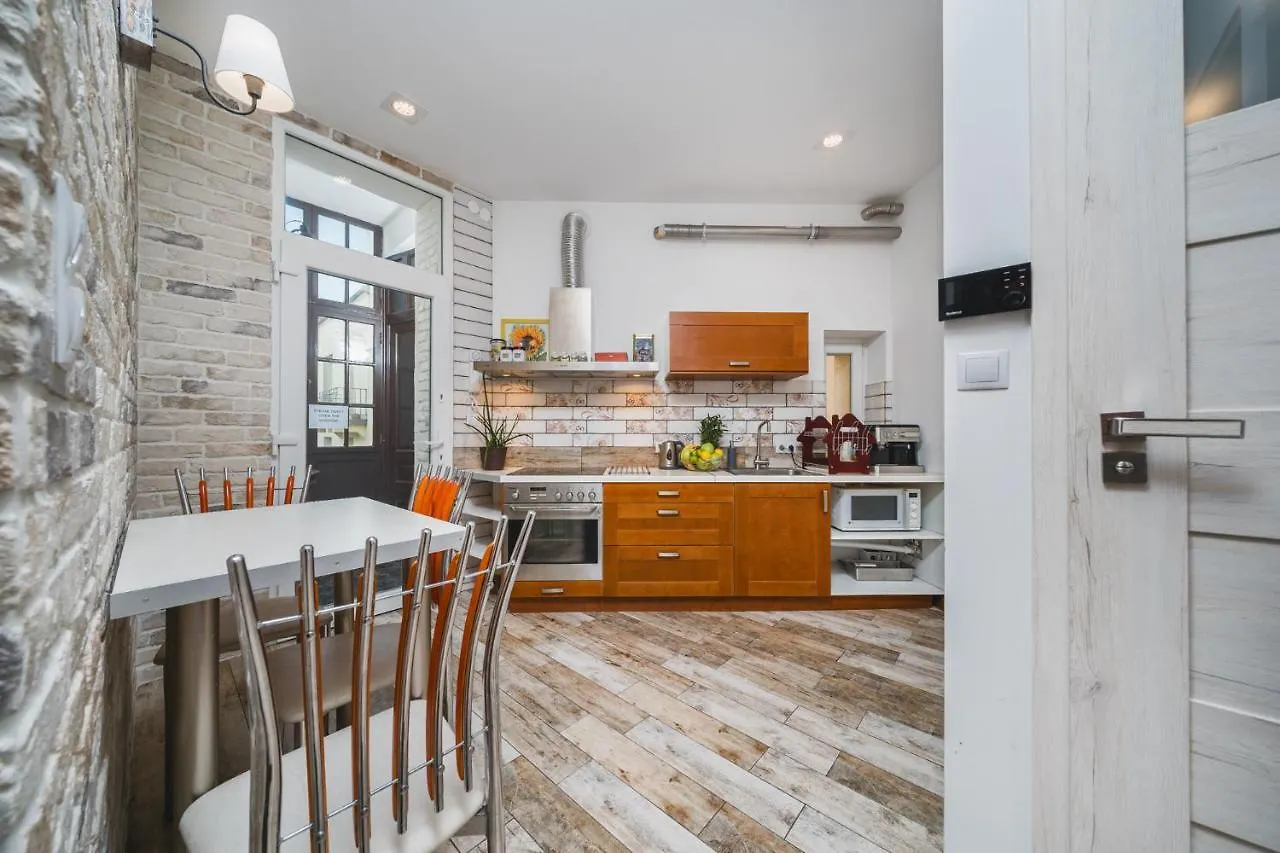 Riverside City Center Apartment With Classic Vibes - By Upstairs location